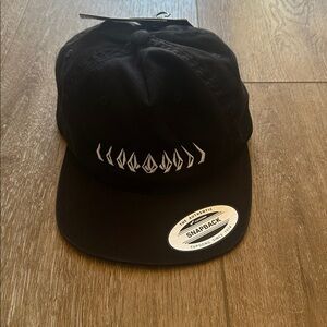NWT Volcom Black and White Logo Snapback Size Youth Big